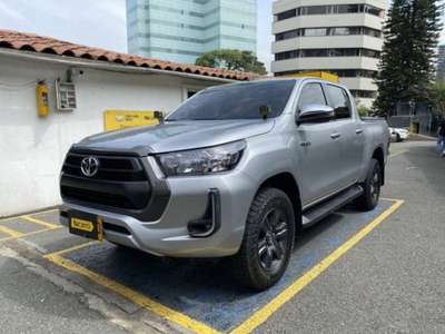 Toyota Hilux 2.4 SRV 4X4 2022 dirección hidráulica 63.302 kilómetros Medellín