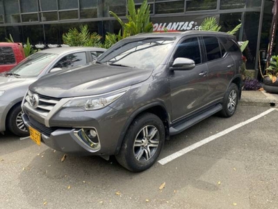 Toyota Fortuner 2.4 Street 4x2 Diesel 2019 gris 50.300 kilómetros Medellín