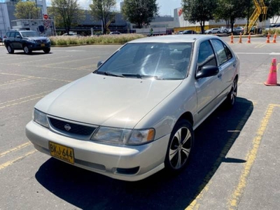 Nissan Sentra 1.6 1999 automático plateado $17.500.000