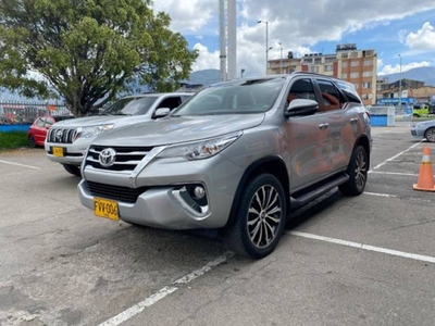 Toyota Fortuner 2.4 Station Wagon gris $171.000.000