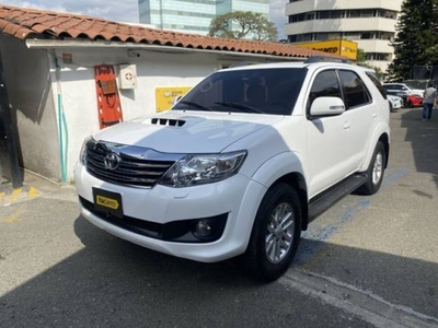 Toyota Fortuner 3.0 Sr5 Diesel Mecanica 2016 automático blanco Medellín