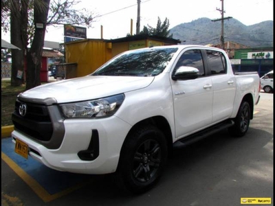 Toyota Hilux 2.4l Pick-Up blanco diésel $160.000.000