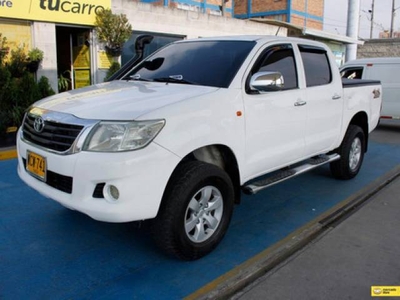 Toyota Hilux 2.5 4x4 Pick-Up blanco 122.255 kilómetros Suba