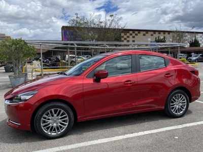 Mazda 2 GRAND TOURING LX SEDAN 2023 rojo $84.000.000
