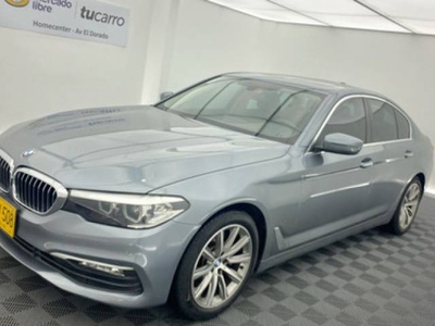 BMW Serie 5 520I PREMIUN Sedán gris automático $132.000.000