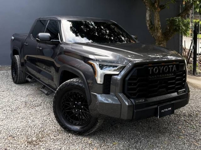 Toyota Tundra Crewmax 2022 4x4 gris $435.000.000