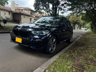 BMW X5 4.4 Xdrive50i 2022 negro dirección hidráulica $354.900.000
