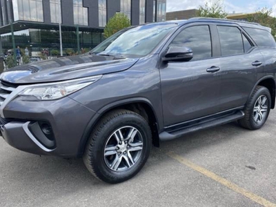 Toyota Fortuner 2.4l Street 2019 dirección hidráulica gris $169.500.000