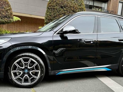 BMW iX1 iX1 2023 dirección hidráulica negro $339.900.000