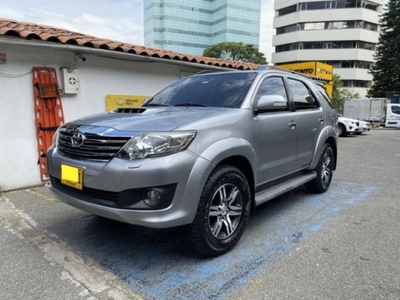 Toyota Fortuner 3.0 Srv 4x4 Diesel 2016 3.000 135.200 kilómetros Medellín