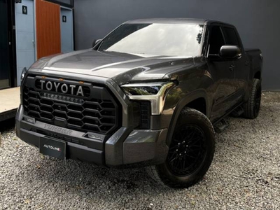 Toyota Tundra Crewmax usado gris Medellín