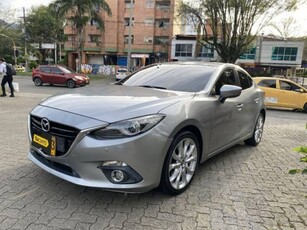 Mazda 3 2.0 Grand Touring Sedán plateado 4x2 Medellín