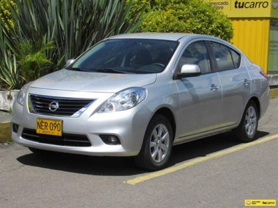 Nissan Versa 1.6 Advance 2013 automático gris $34.500.000