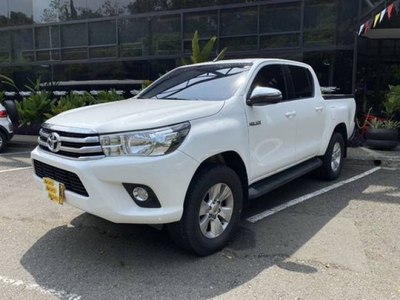 Toyota Hilux 2.8 L Diesel 2018 blanco automático $172.500.000