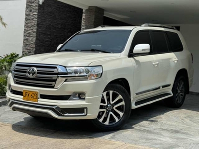 Toyota Land Cruiser diesel Sahara lc 200 98.000 kilómetros $379.000.000
