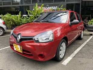 Renault Clio 1.2 Style Hatchback rojo 1.200 $33.500.000