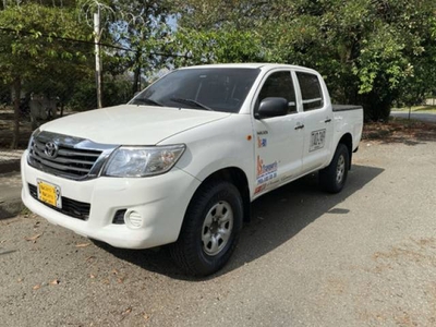 Toyota Hilux 2.5 IMV MT Pick-Up diésel automático Medellín