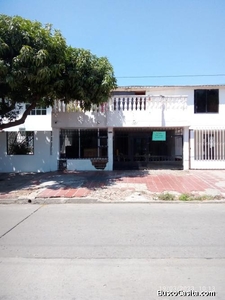 Se vende casa de dos plantas, ubicada en la avenida, Barrio Las Flores-Valledupar