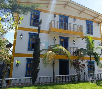 VENTA CASA HOTEL EN GUATAPE, CERCA AL MALECON