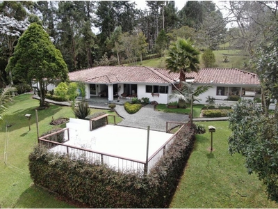 Casa de campo de alto standing de 4 dormitorios en venta Envigado, Departamento de Antioquia