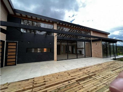Casa de campo de alto standing de 4000 m2 en venta La Ceja, Colombia