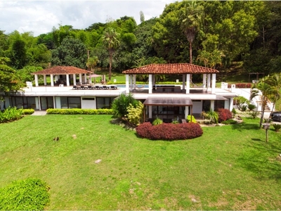 Casa de campo de alto standing de 20614 m2 en venta La Pintada, Colombia