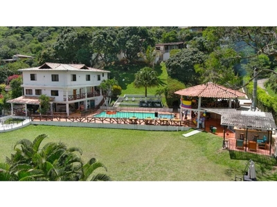 Exclusivo hotel de 6600 m2 en venta Copacabana, Colombia