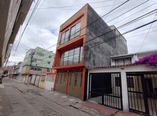 ARRIENDO HERMOSA Y AMPLIA CASA EN SANTA CECILIA SECTOR NORMANDIA