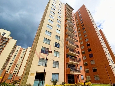 ¡Atención a todos los buscadores de hogar en Bogotá! ¡Tenemos un super lindo apartamento esperando por ti en el exclusivo edificio residencial Altos de la Pedrera, ubicado en el prestigioso sector de Usaquén!