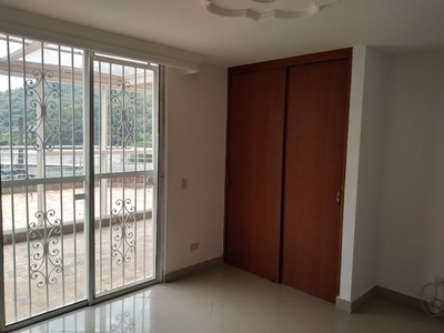Medellin barrio Pilarica amplio apartamento en venta