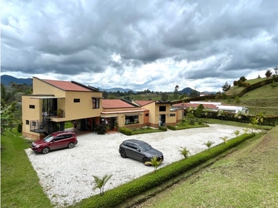 Casa de campo de alto standing de 3350 m2 en alquiler Carmen de Viboral, Departamento de Antioquia