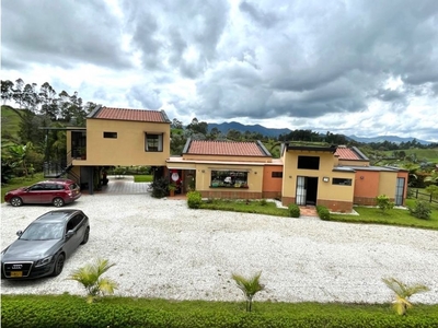 Vivienda exclusiva de 3350 m2 en alquiler Carmen de Viboral, Colombia