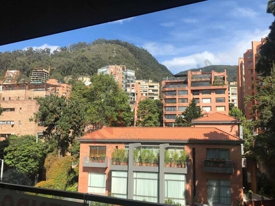 Se vende Lujoso Apartamento ubicado en los Rosales zona residencial exclusiva de Bogotá, cerca al centro de la ciudad, a centros empresariales y al aeropuerto.