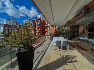 Impresionante penthouse de lujo de 700 m2, con vistas panorámicas de Bogotá, 5 amplias habitaciones, 6 baños elegantes y varias terrazas . ¡Contactanos!