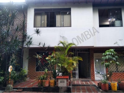 Casa Unifamiliar con renta de 8 aparta estudios en santa Mónica Medellín.
