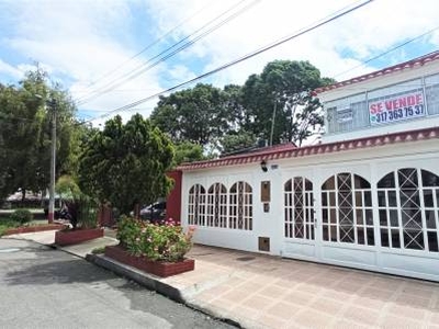 Casa en venta en Modelia, Bogotá, Cundinamarca | 196 m2 terreno y 280 m2 construcción