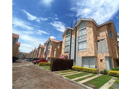 ¡Atención compradores de vivienda en Chía! Tenemos la propiedad perfecta para ti en el exclusivo Conjunto Residencial Puesta del Sol, ubicado en el encantador sector Pinares de Chía.