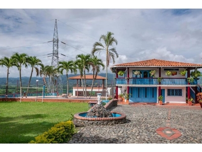 Cortijo de alto standing de 89600 m2 en venta Viterbo, Colombia