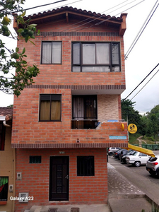Casa Edificio San Antonio Prado Con Locales Y Apartaestudios