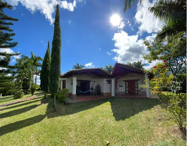 Venta De Moderna Finca Con Jacuzzi En El Noral, Copacabana.