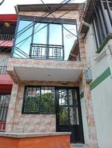 Casa 3 habitaciones 2 banos en 2 pisos zona las gaviotas - Pereira