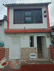 Casa de dos plantas construcción individual 112 metros cuadrados - Pereira