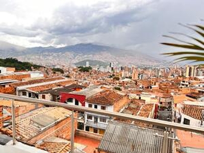 Vendo casa de tres pisos en la milagrosa - Medellín