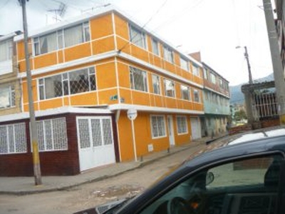 Vendo casa esquinera, tres pisos, sin intermediarios - Bogotá