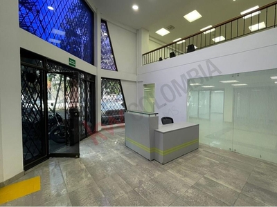 Oportunidad venta de oficina moderna de dos plantas en el Sector Comercial de VERSALLES con 327 M2