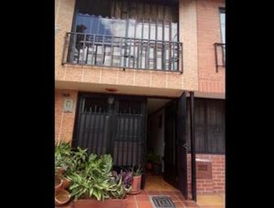 Vendo casa comoda en gratamira de tres pisos - Medellín