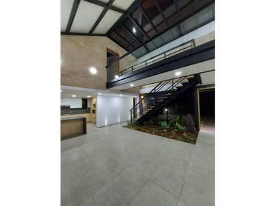 Casa de campo de alto standing de 921 m2 en venta Envigado, Departamento de Antioquia