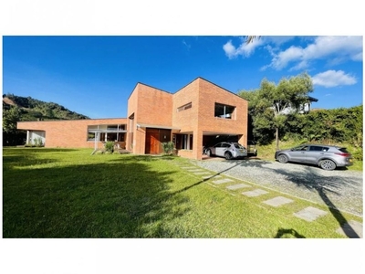 Casa de campo de alto standing de 994 m2 en venta Envigado, Departamento de Antioquia