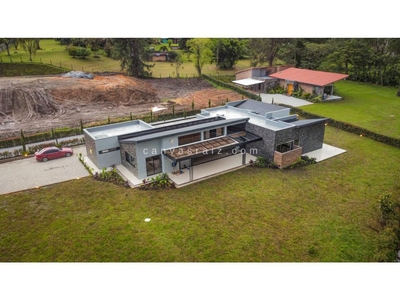 Casa de campo de alto standing de 4 dormitorios en venta La Ceja, Departamento de Antioquia