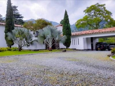 Casa en renta en La Estrella, La Estrella, Antioquia | 2.800 m2 terreno y 350 m2 construcción